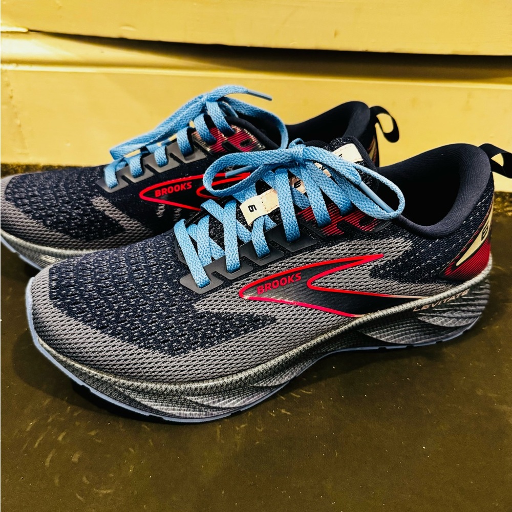 Women’s Brooks Levitate 6 size 7.5